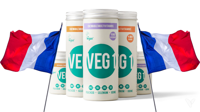 Boîtes de multivitamines VEG1 encadrées de drapeaux français, alternative française à VEG1