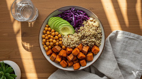 Buddha bowl végétal : quinoa, pois chiches, patate douce rôtie, avocat et chou rouge, sources de nutriments d'un régime végétal