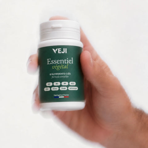 Flacon Essentiel végétal VEJI à la nouvelle étiquette tenu en main